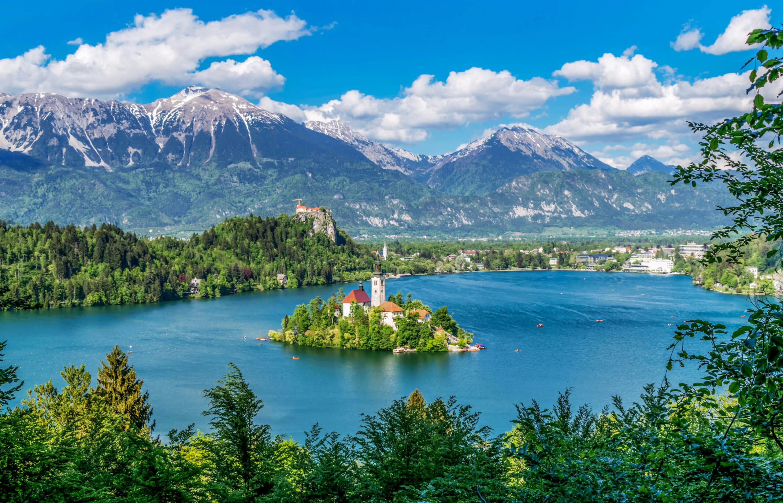 Uma vista panorâmica da bela Mala Osojnica em Bled, na Eslovénia, num dia de sol